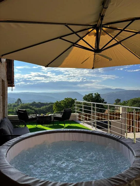 Jacuzzi exterior de Villa Do Peleteiro con vistas a la Ribeira Sacra
